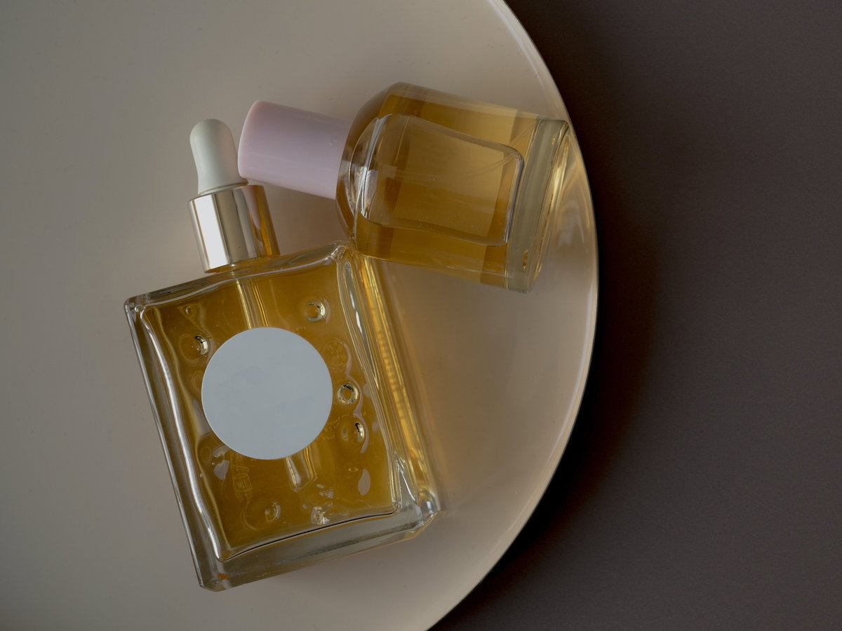 Parfum Flacon auf einem Teller