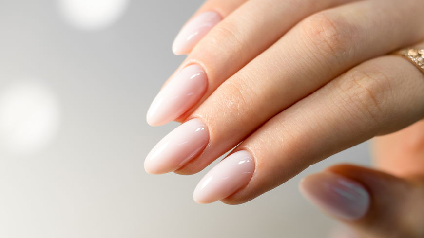 Nagel-Trends: Lipgloss Nails sind ideal für alle, die es schlicht mögen