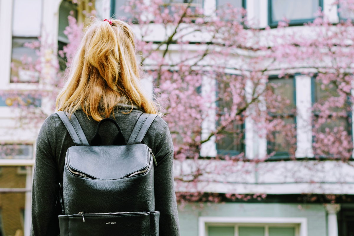 Frau mit Designer-Rucksack
