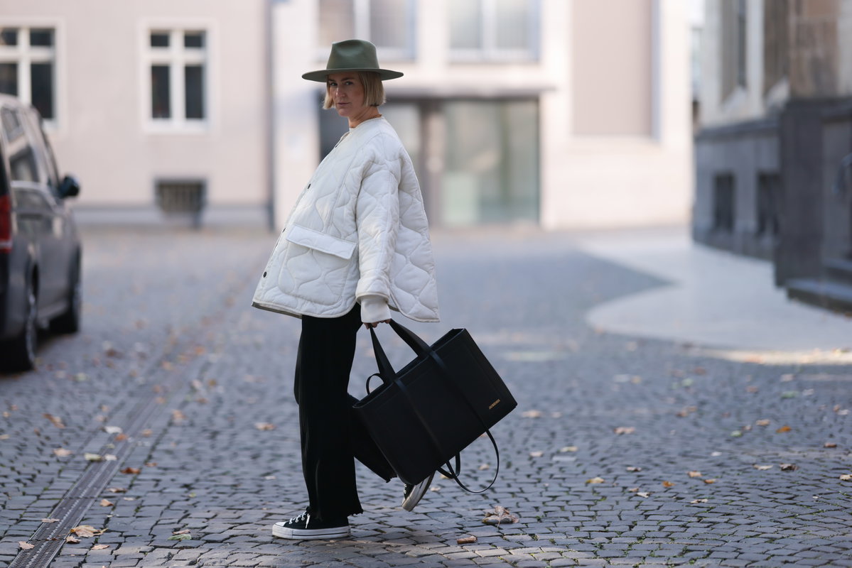 Frau mit weißer Steppjacke