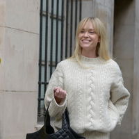 Für 25, 50 und 100 Euro: 3 cremefarbene Pullover für wirklich jeden Geldbeutel