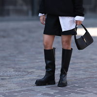 Dieser flache Stiefel von Tamaris zaubert lange Beine