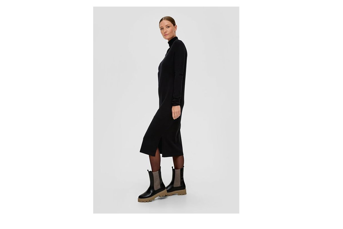 Frau trägt strickkleid