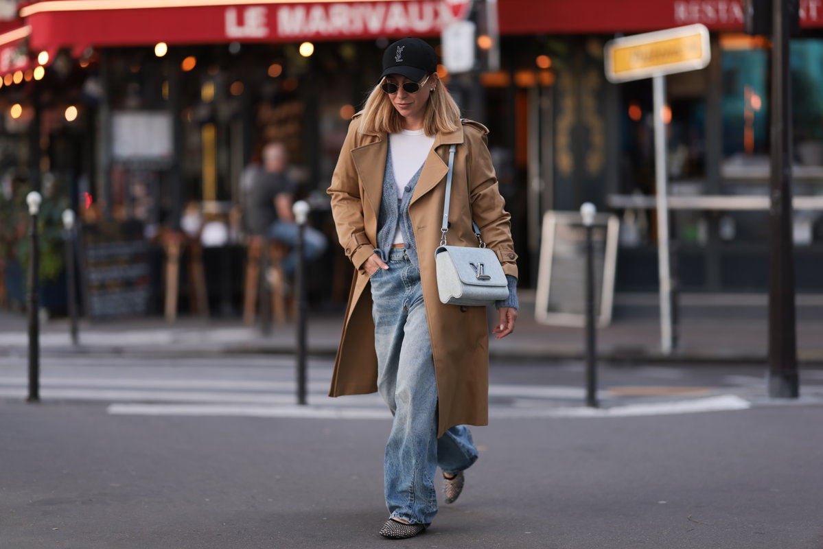 Frau in Trenchcoat