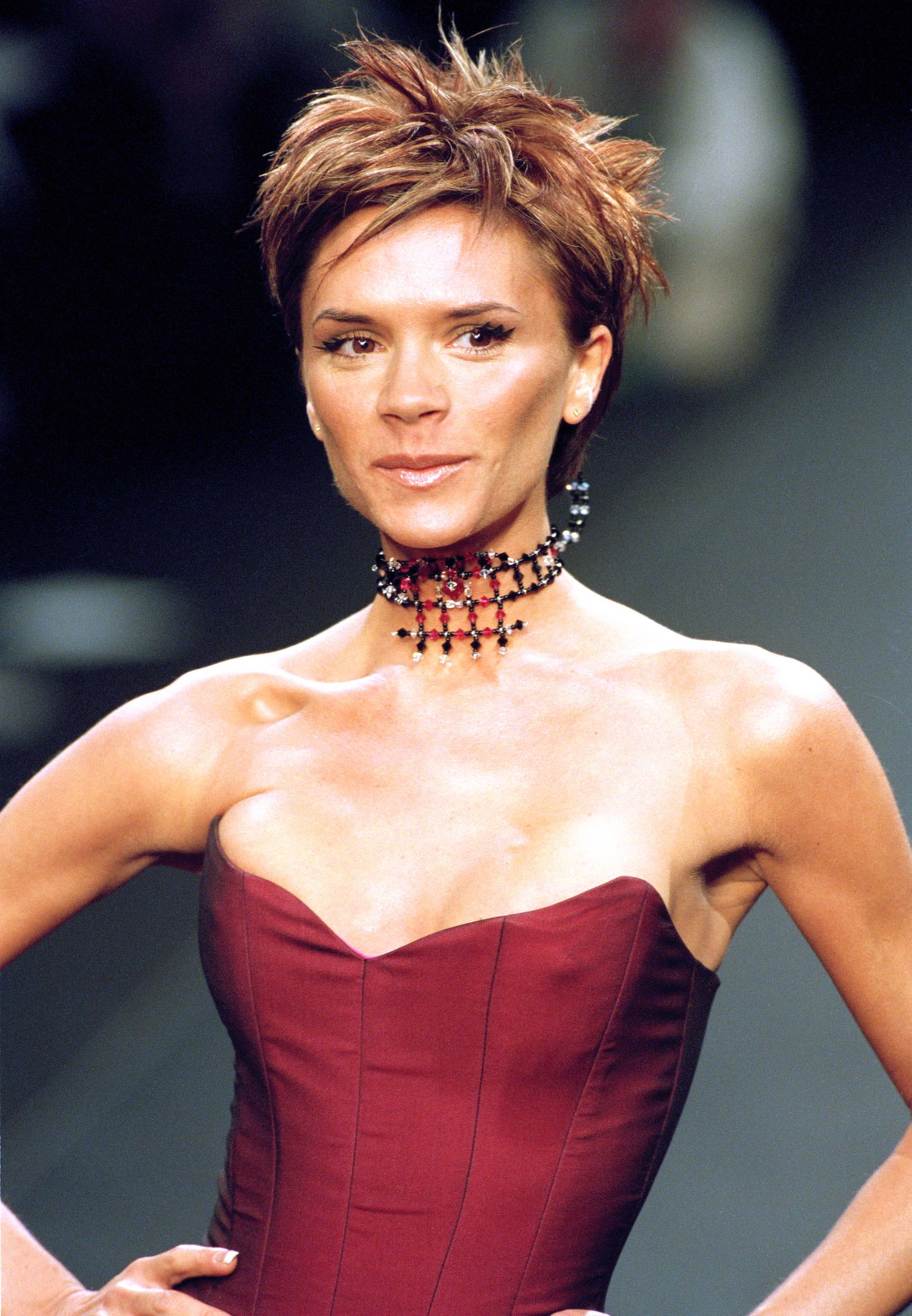 2000: Iconic mit einem spiky Pixie Cut! Victoria Beckham modelte hier für Maria Grachvogel während der Londoner Modewoche.