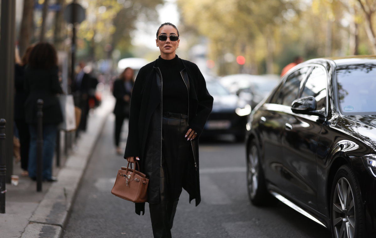 Frau in schwarzer Jacke