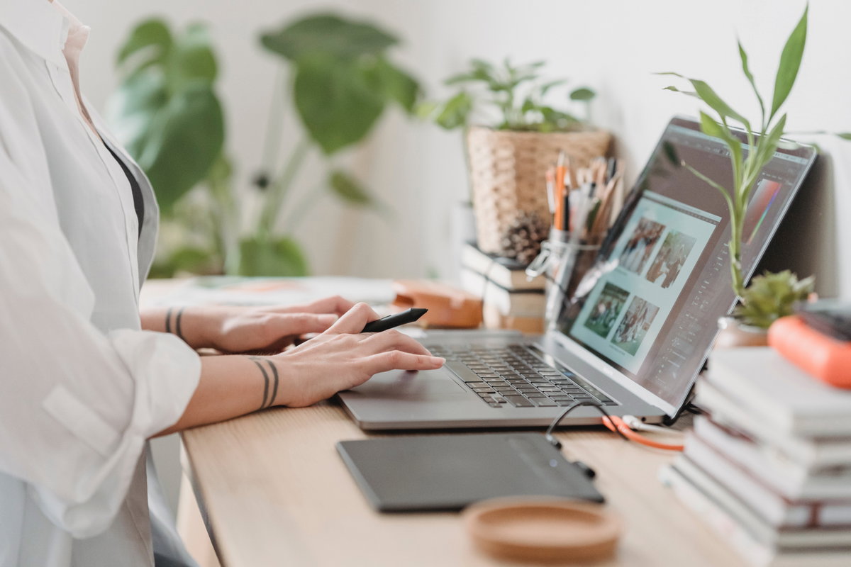 Frau mit weißem Hemd arbeitet am Laptop