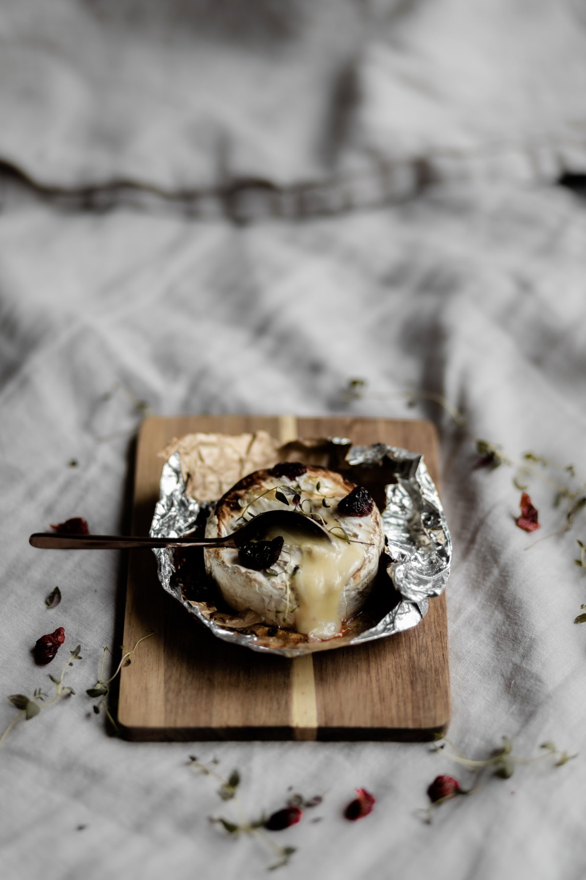 Ziegenkäse in Alufolie