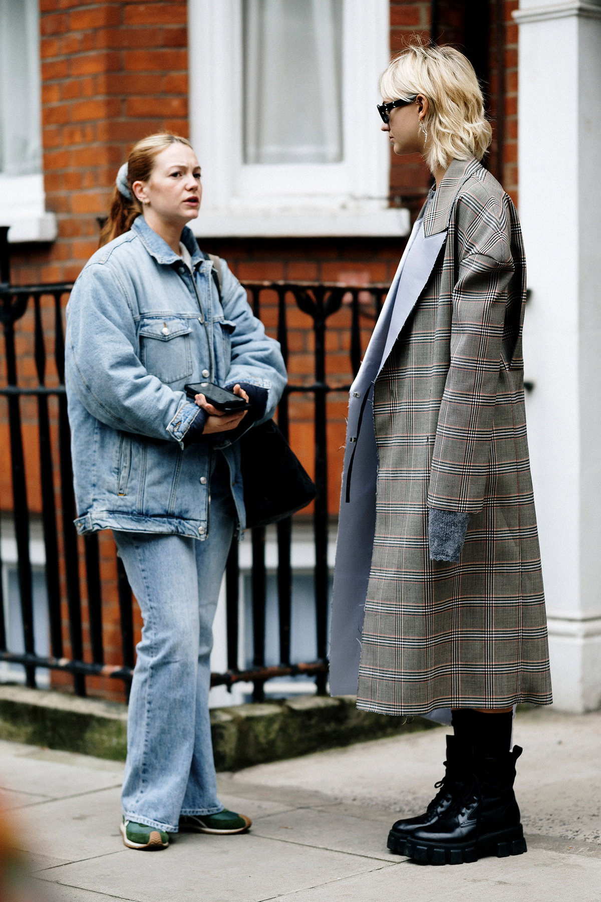Zwei Frauen Streetstyle in London