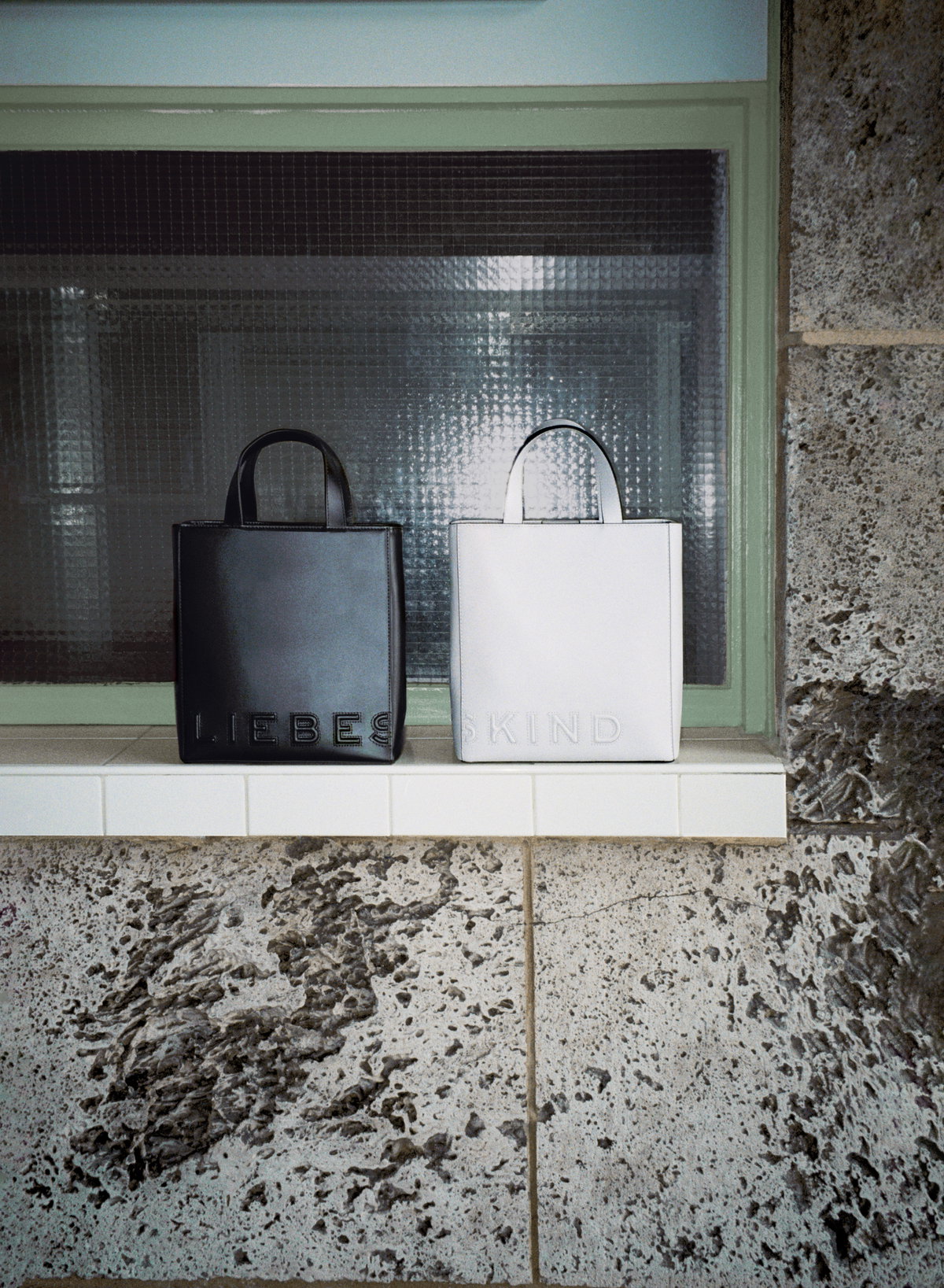 Die geräumige Tote Paper Bag wird mit Schultergurt im Handumdrehen zur Crossbody-Variante.