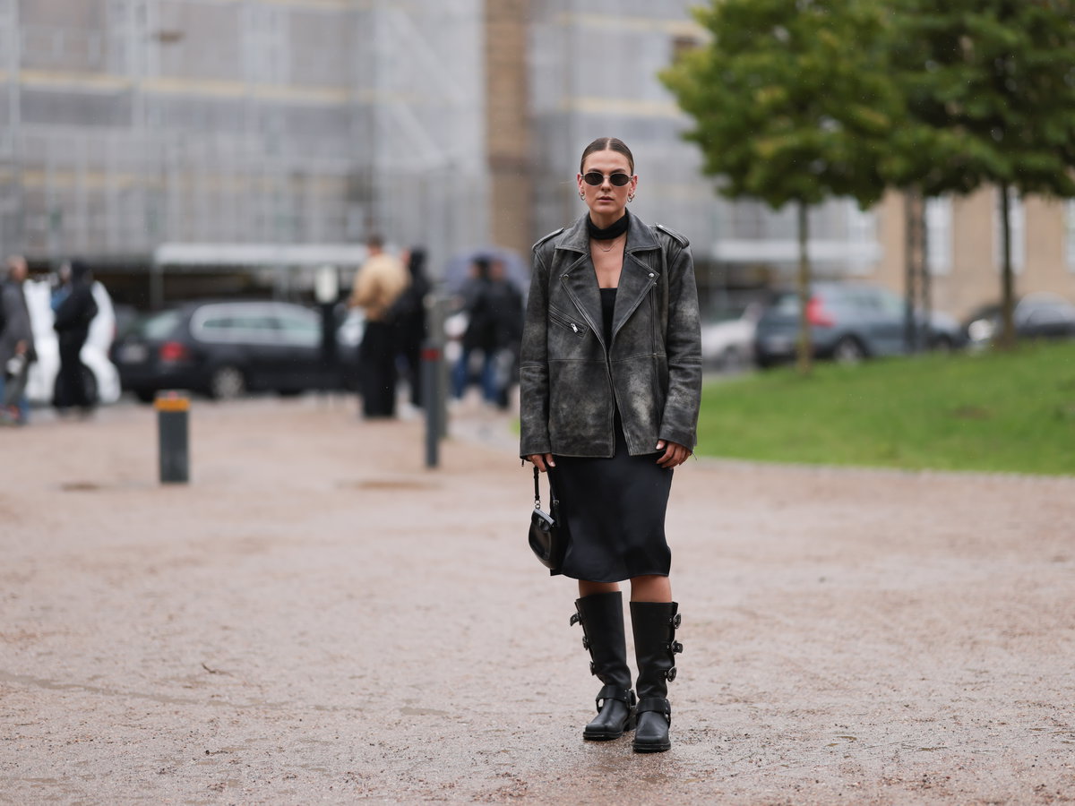 Alessa Winter in Biker Boots