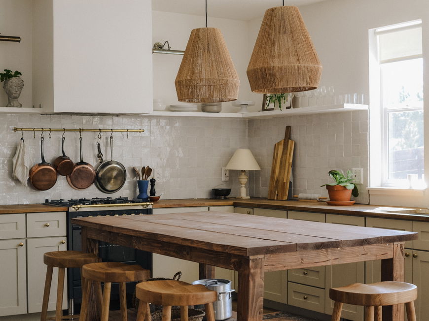 Küche in gedeckten Farben mit vielen Holzelementen