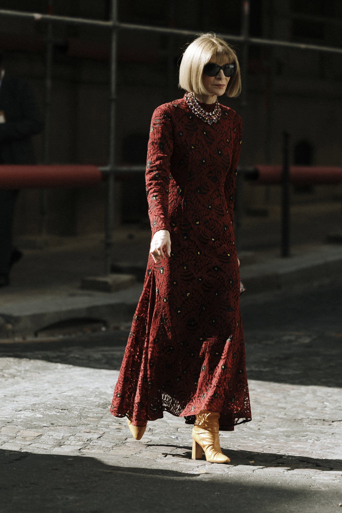 Anna Wintour Paris Fashion Week im Midikleid mit Muster