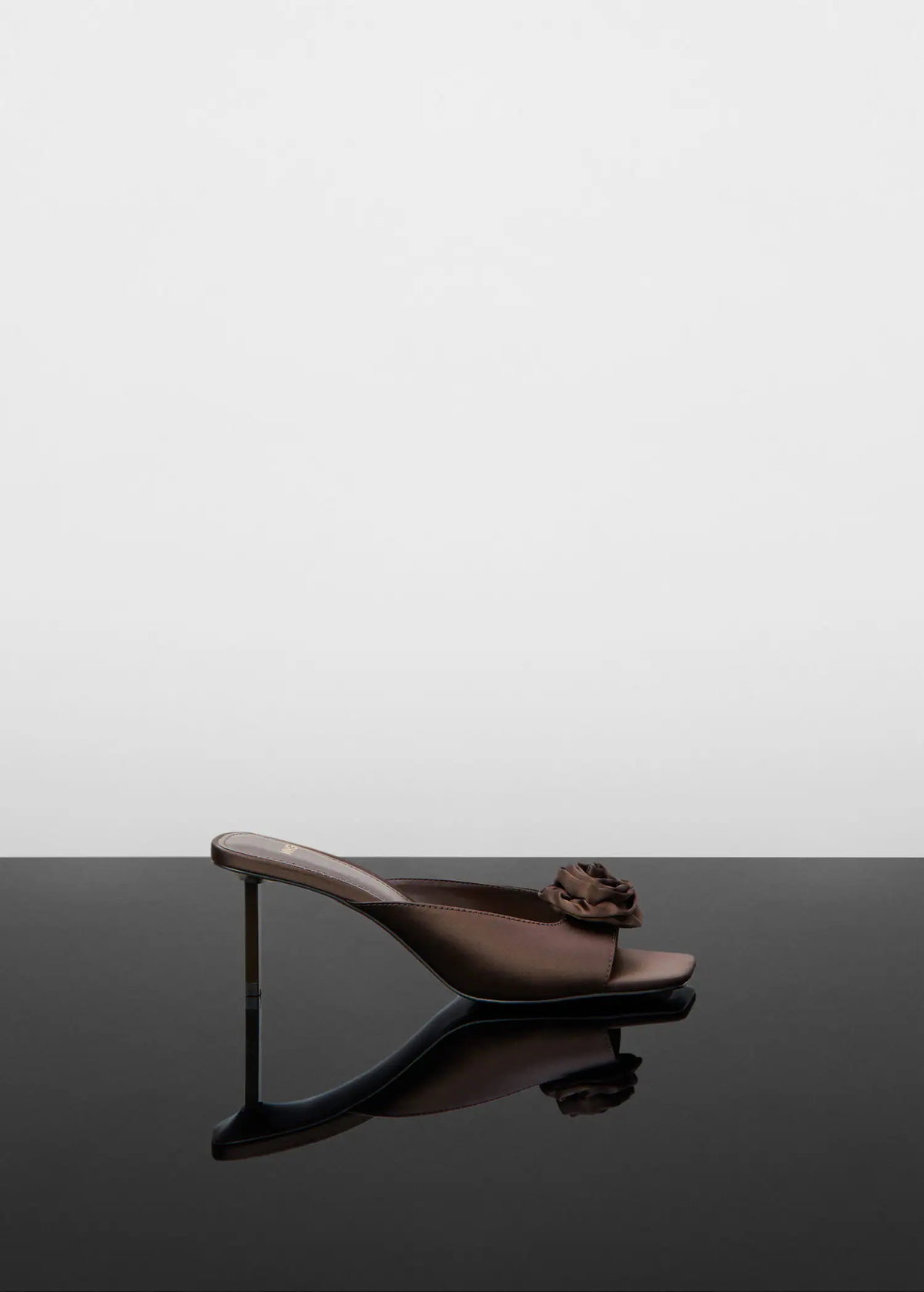 Braune Satin-Pumps