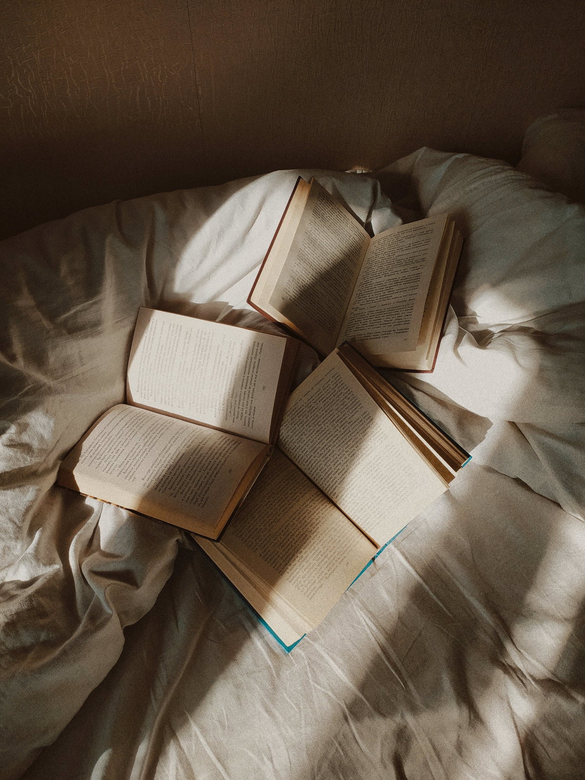 Bücher auf dem Bett