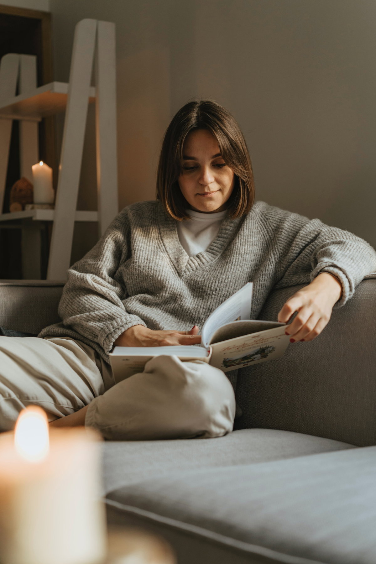 Frau, die ein Buch liest