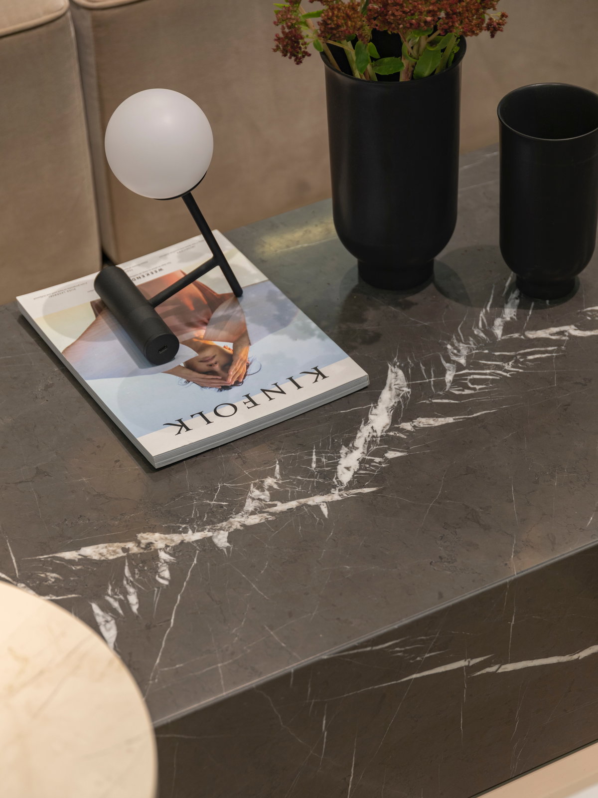 Coffee Table Book auf Tisch