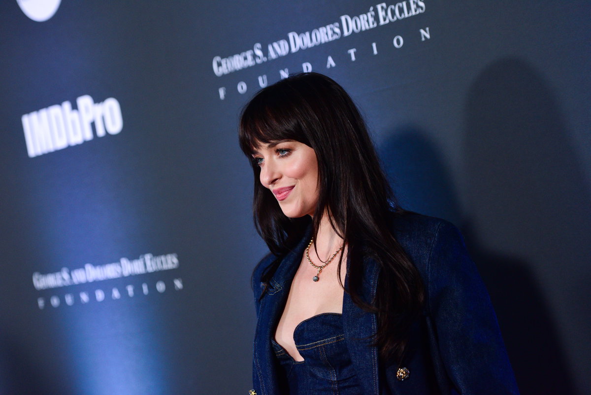 Dakota Johnson in Jeans-Look