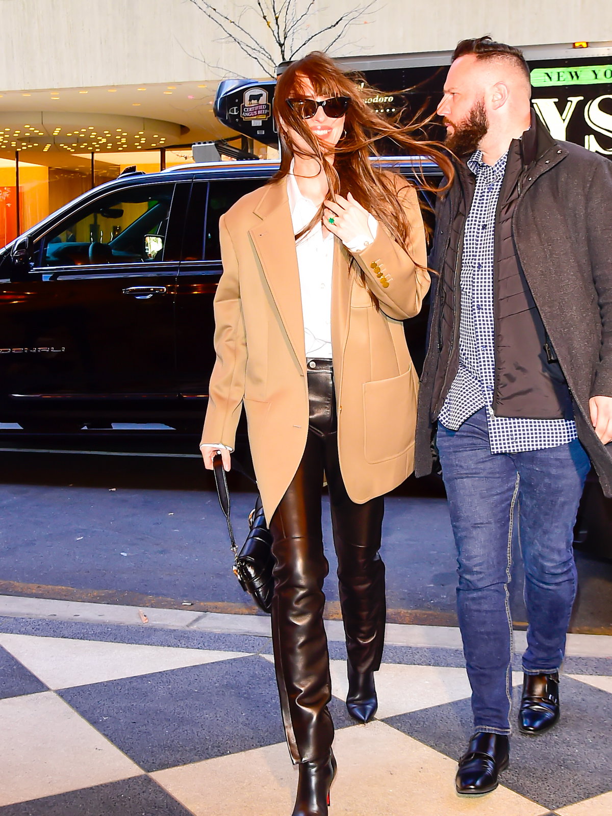 Der Look von Schauspielerin Dakota Johnson ist einfach die perfekte Mischung aus allem. Ein besonderer Hingucker? Die Kombi einer schmalen Lederhose und Absatzstiefeletten, die gemeinsam für lange Beine sorgen.