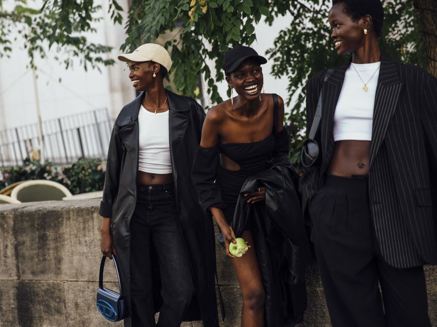 Drei stylische Frauen in schlichten, schönen Looks