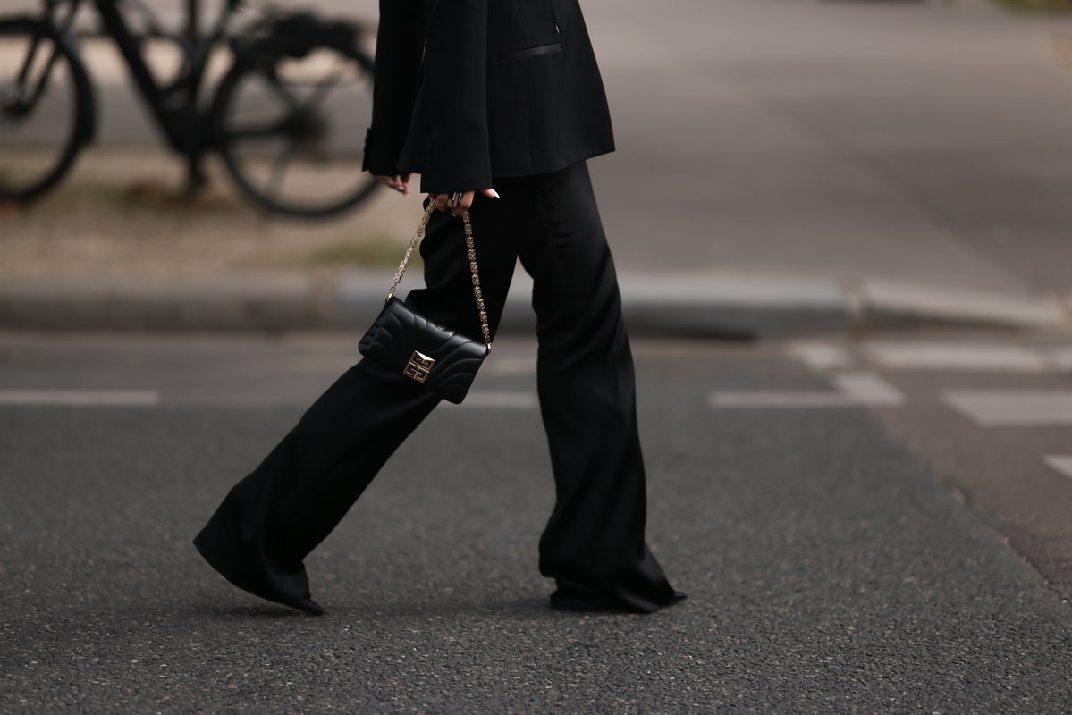 Frau mit schwarzer Wide Leg Hose