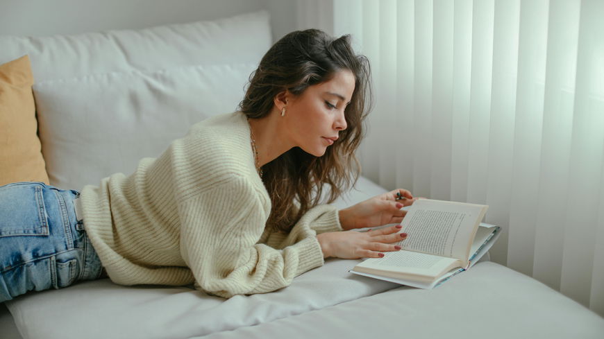 Absolute Bestseller: 5 Romane, die perfekt für einen entspannten Abend auf der Couch sind