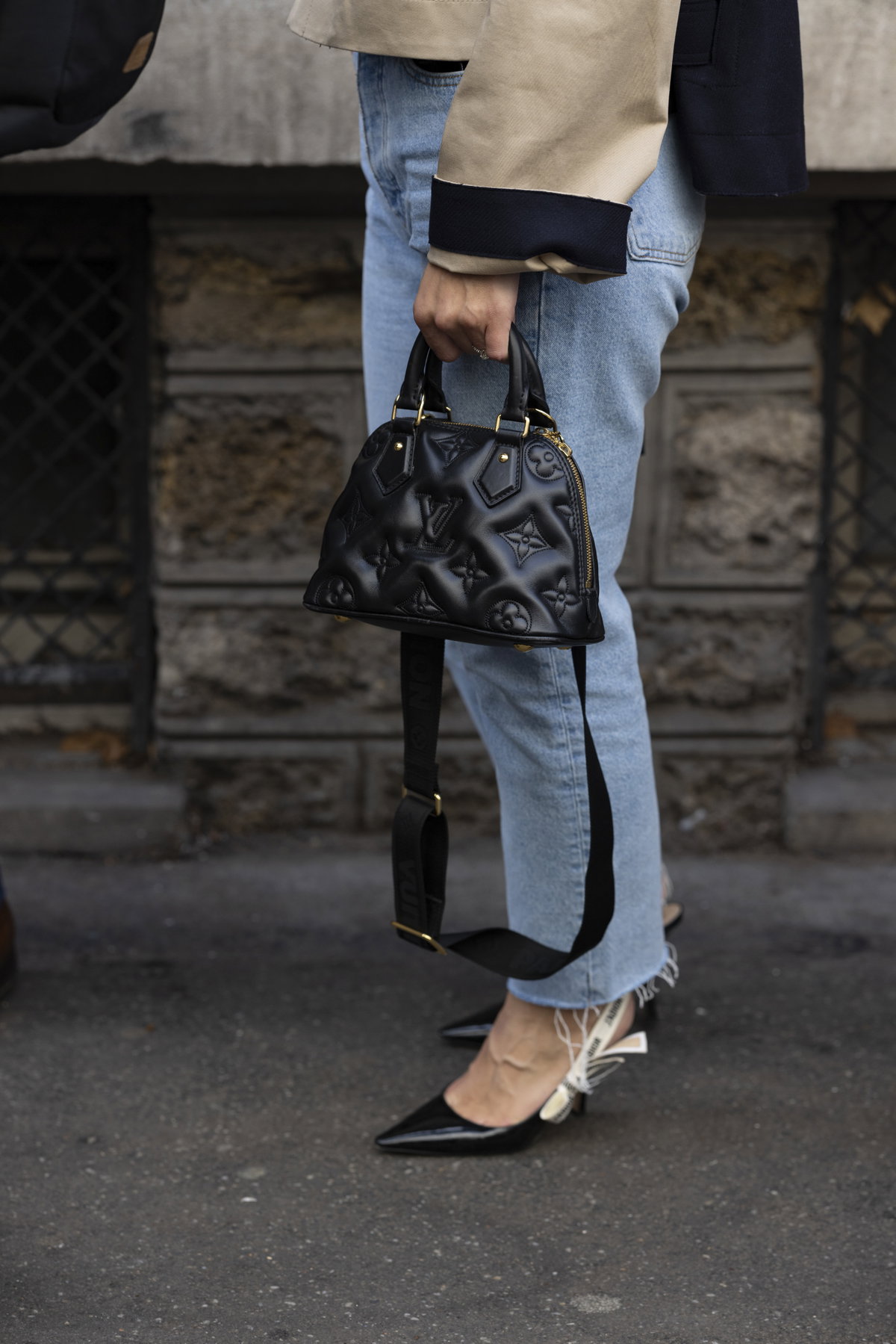 Frau trägt Blue Jeans auf Fashion Week in Paris mit schwarzer Tasche Streetstyle