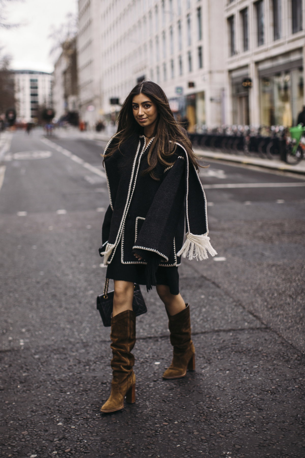 Frau trägt braune Stiefel auf London Fashion Week Streetstyle