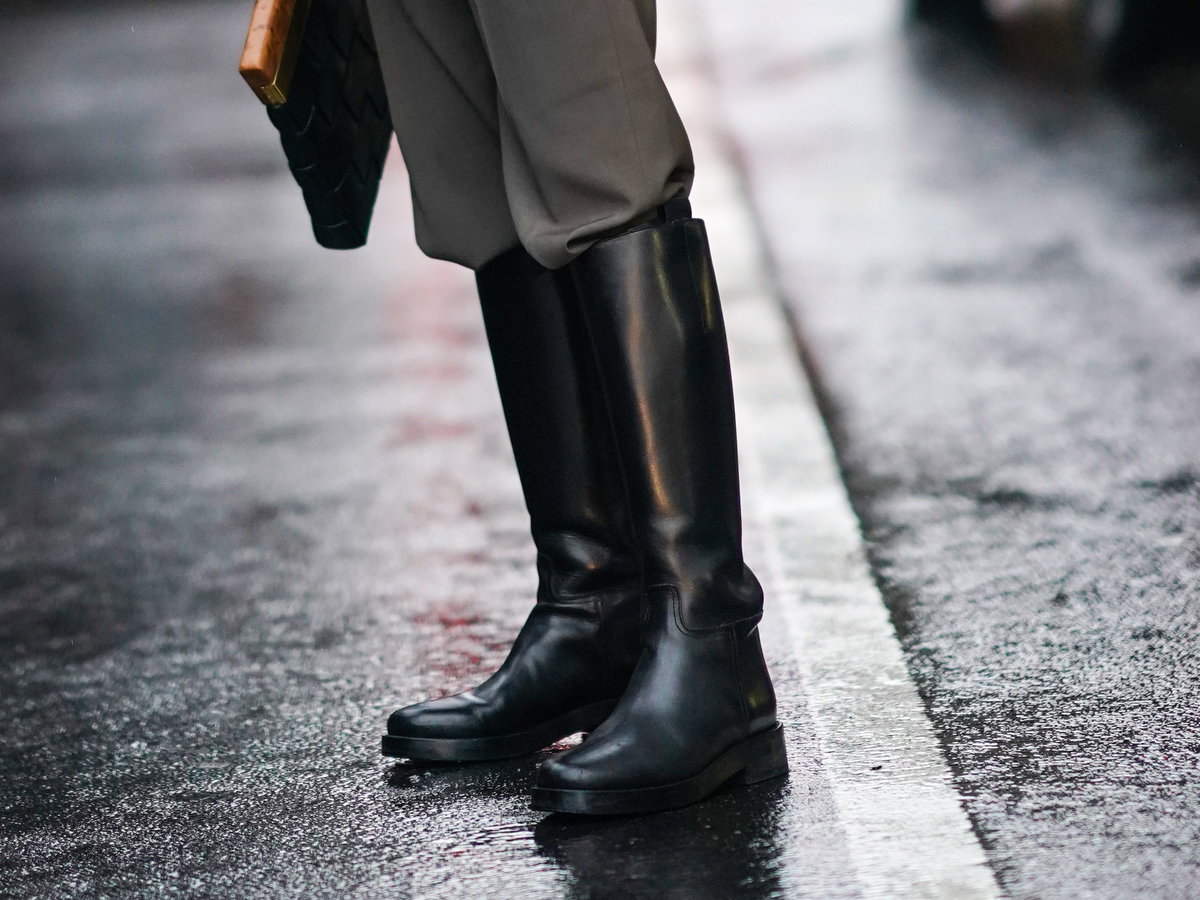 Frau trägt schwarze Stiefel