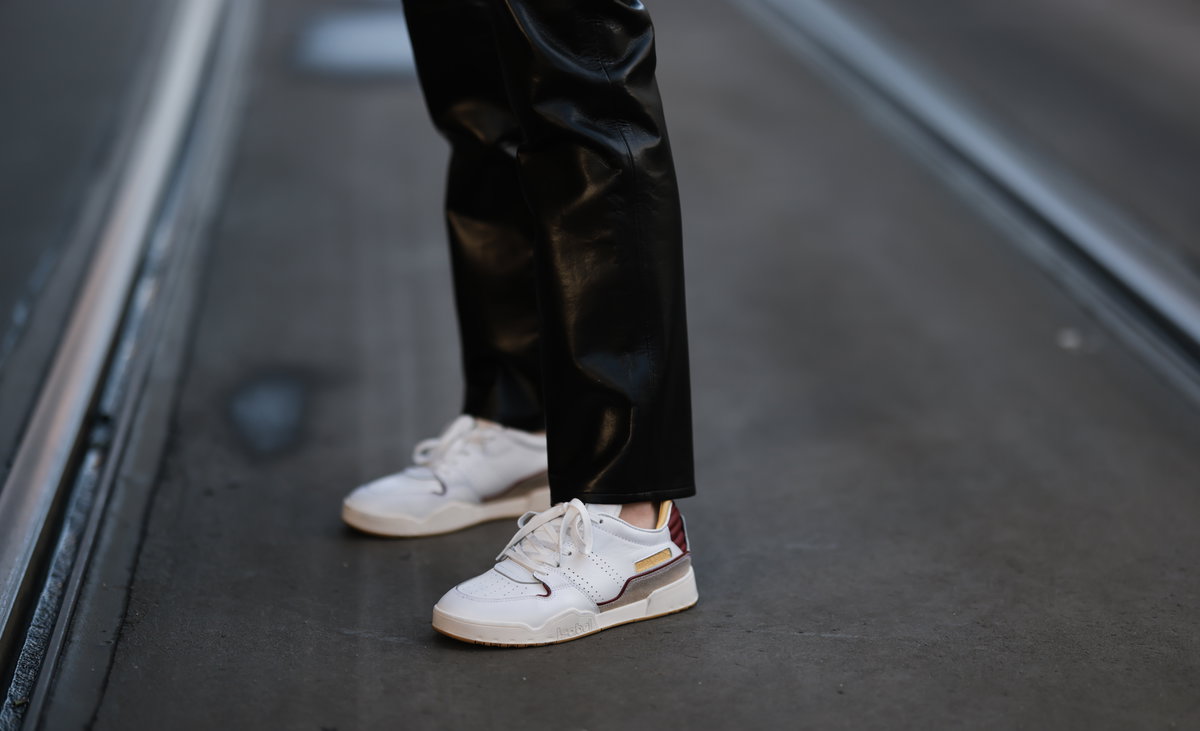 Frau trägt Sneaker