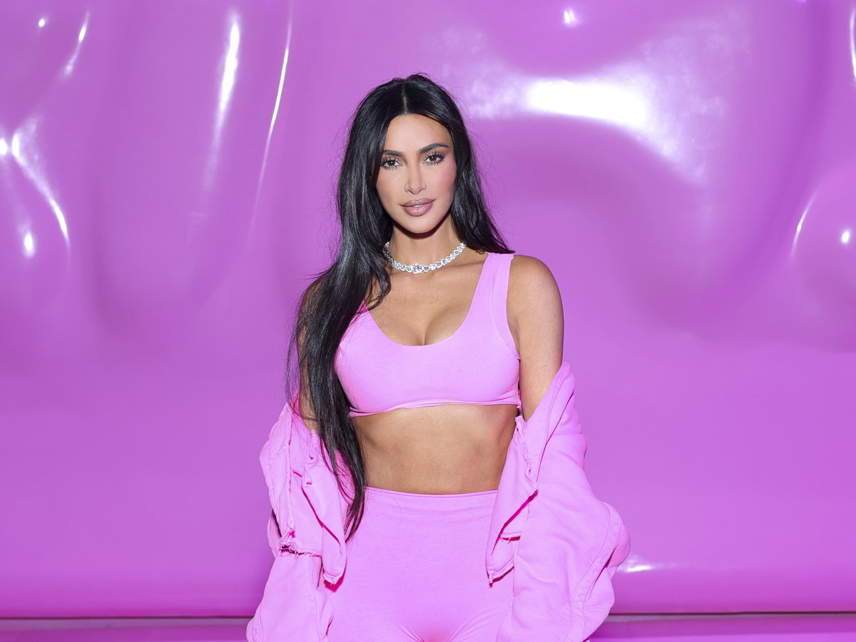 Kim Kardashian trägt pinken Sport-BH