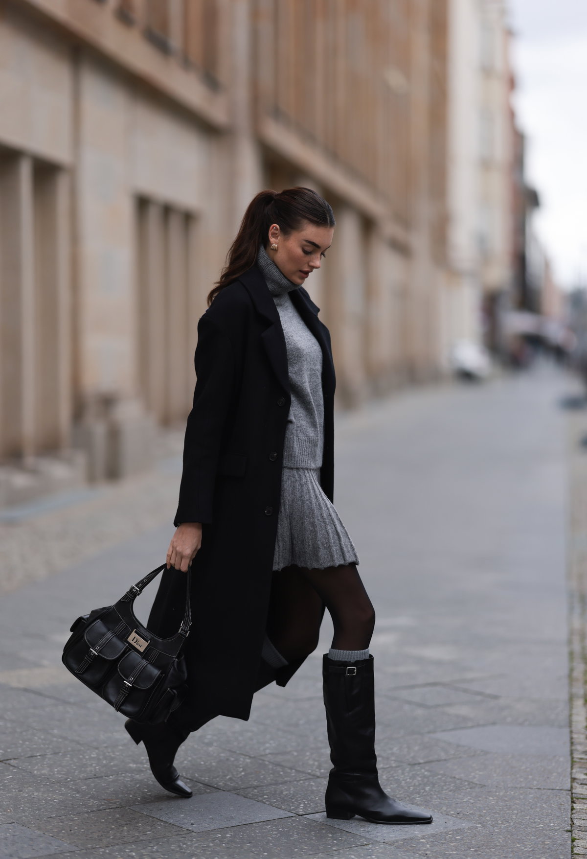 Celine Bethmann trägt schwarze Stiefel