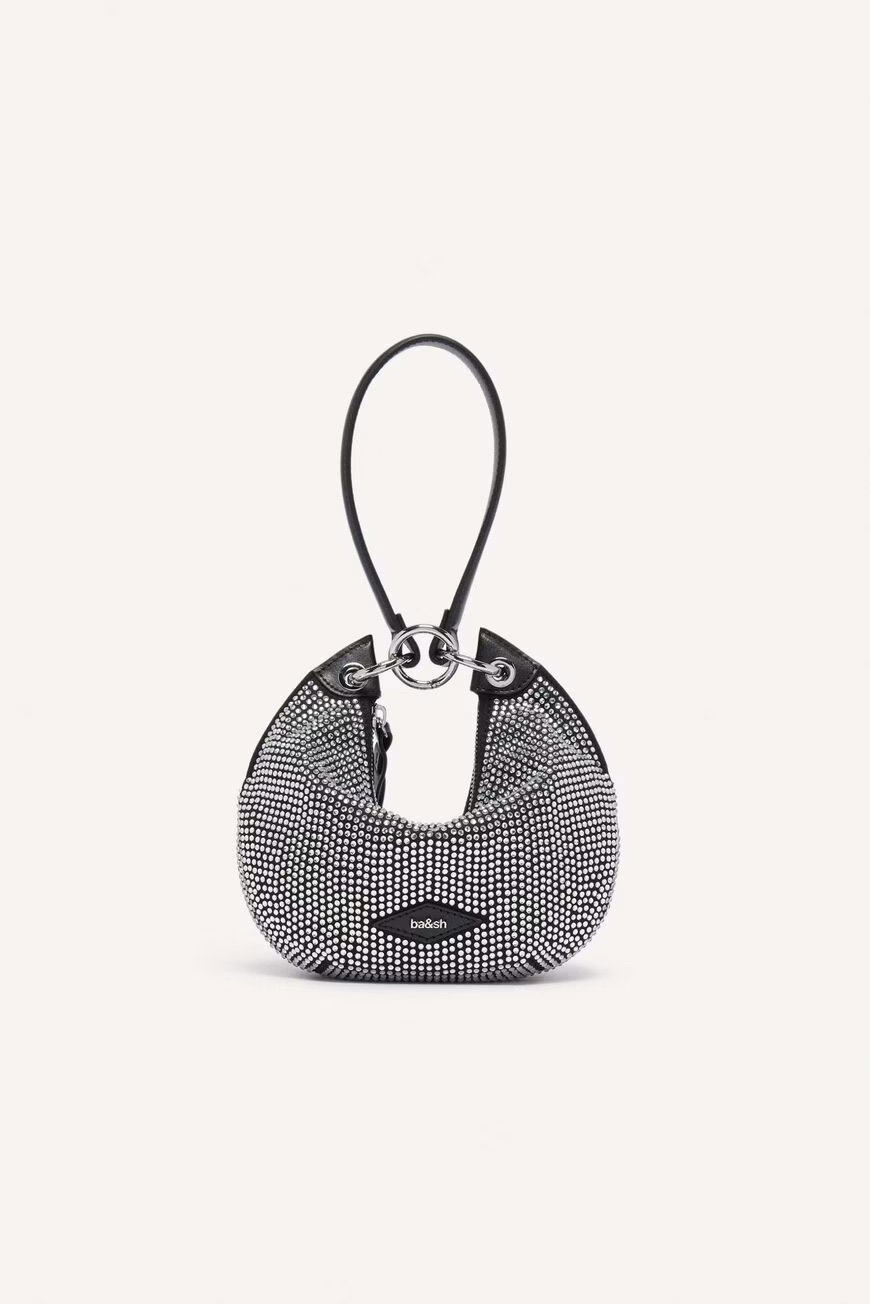 Ganz frisch eingetroffen und perfekt für die kommende Partysaison ist die wunderschöne Handtasche von ba&sh Paris. Die klassische Tiny Swing Bag , die von Fashionistas längst geliebt wird, wird in dieser Ausführung noch einmal mehr zum absoluten Blickfang jeden Looks und lässt uns auf allen Feiern funkeln. Für ca. 295 shoppst du das Must-have online.