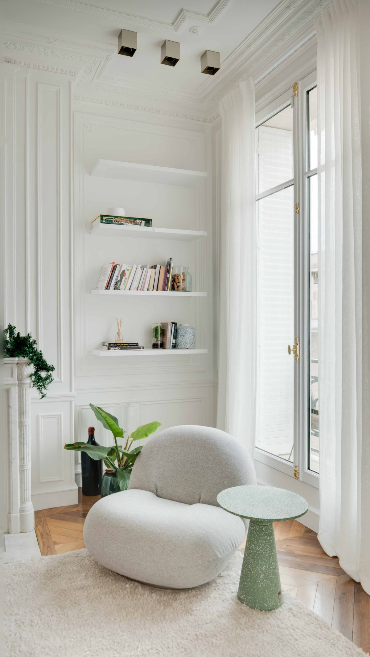 Salbeifarbene Elemente im Wohnzimmer