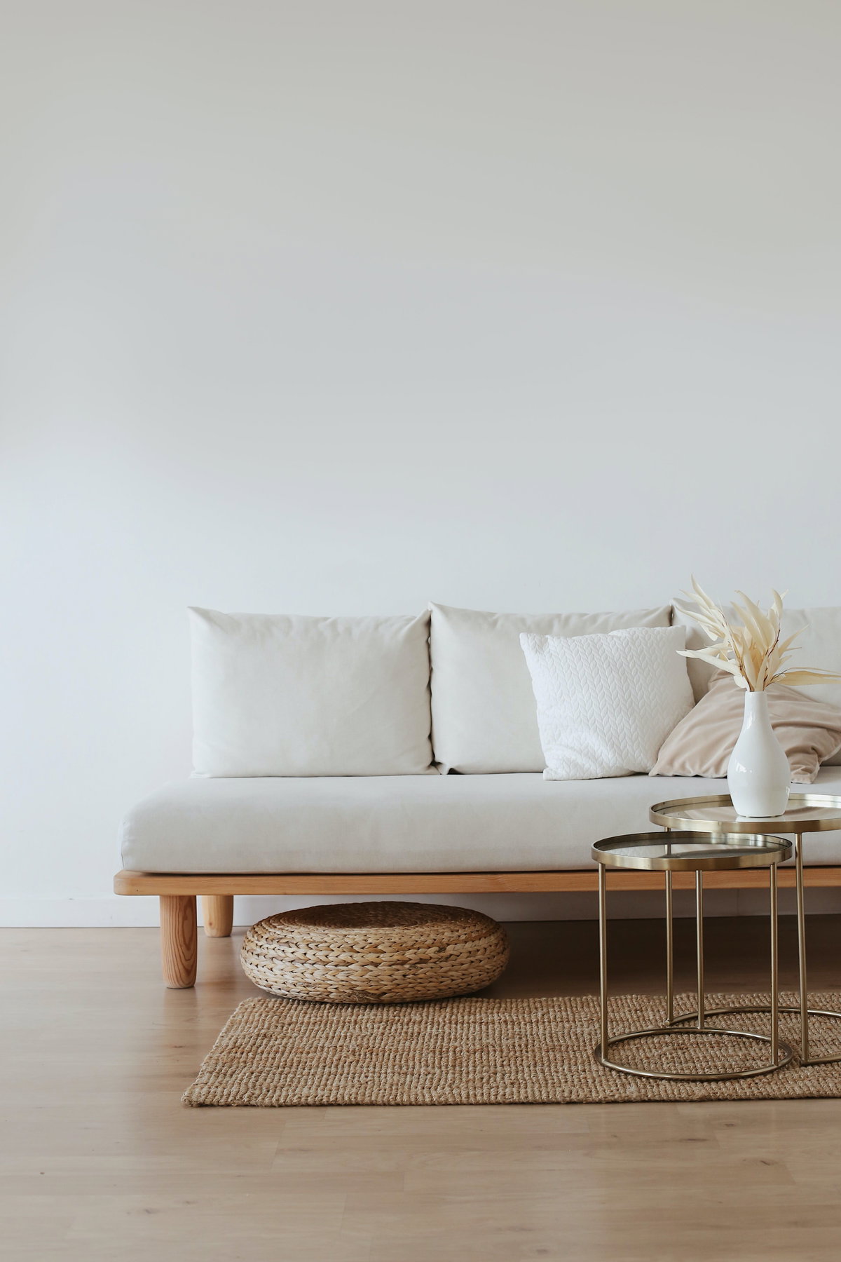 Sofa in Beige mit Couchtisch