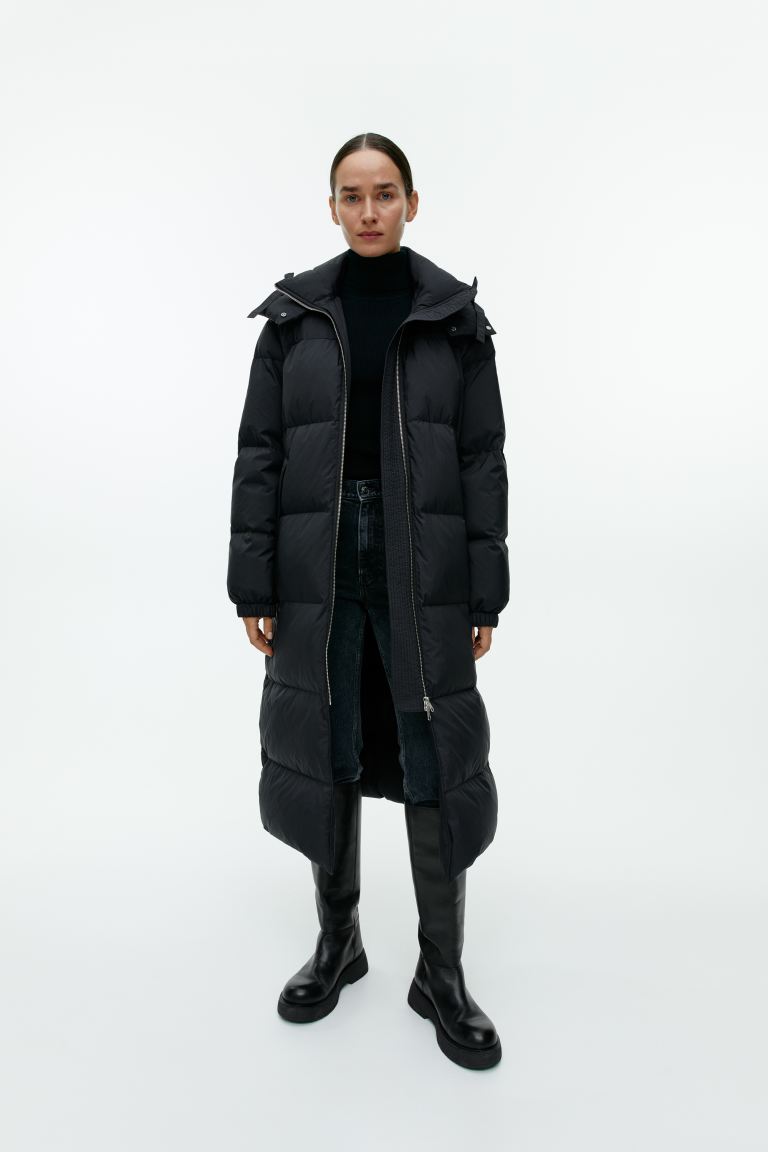 Maximale Länge und Wärme bietet diese Daunenjacke von Arket, die du für 260 Euro auf H&M bestellen kannst.