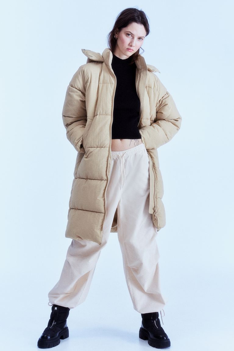 Du liebst Jacken, die mindestens bis zum Knie reichen? Dann landest du mit der Puffer-Jacke von H&M für ca. 60 Euro ein echtes Schnäppchen.