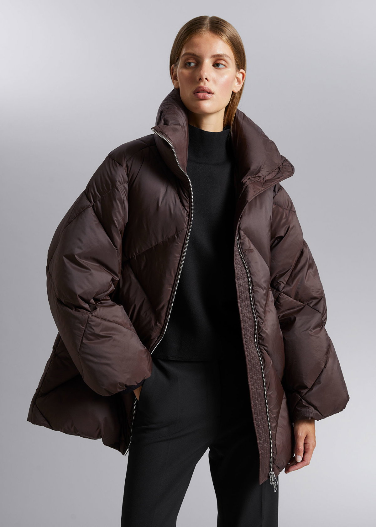 Bei dieser kürzeren Steppjacke hat uns vor allem das wunderschöne Kastanienbraun überzeugt. Bei & Other Stories kannst du sie für 199 Euro kaufen.