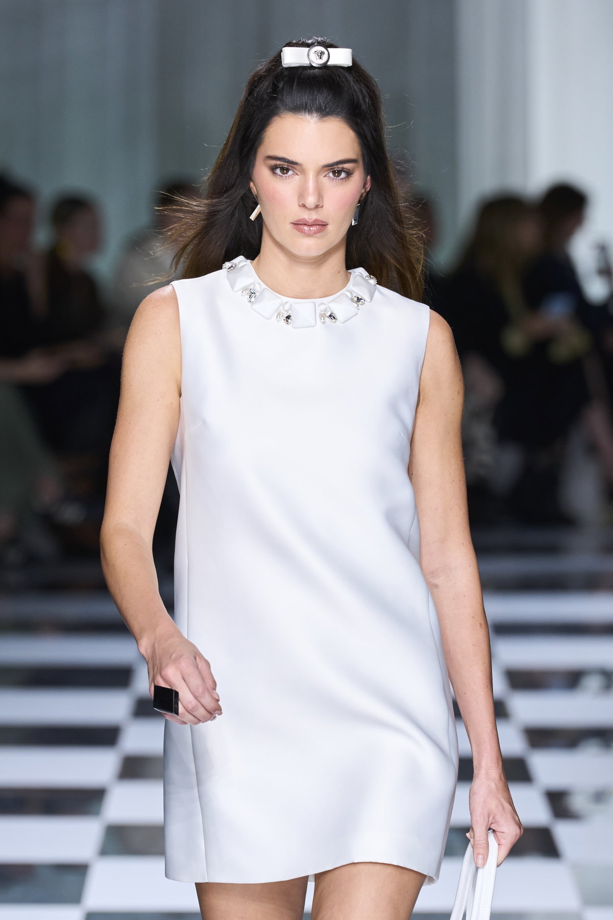 Kendall Jenner Versace Show für Frühling / Sommer 2023