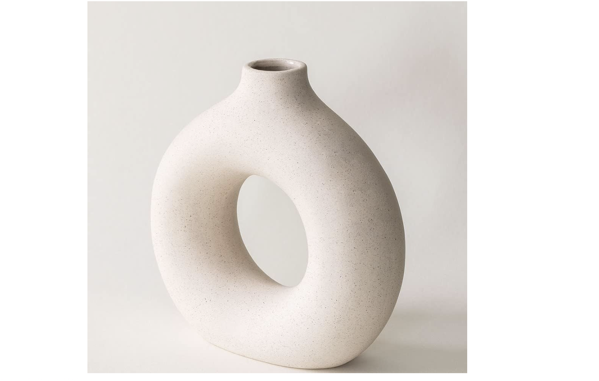 Diese schlichte Keramikvase passt wirklich in jede Wohnung und überzeugt mit ihrer zeitlosen Optik. Für rund 11 Euro sicherst du das Must-have.