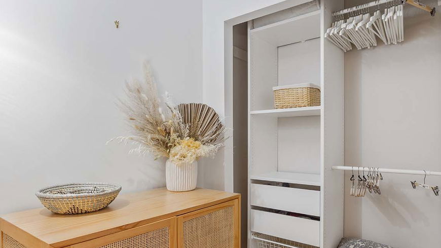 Kleiderschrank sortieren: 3 Tipps, mit denen du mehr Platz schaffst
