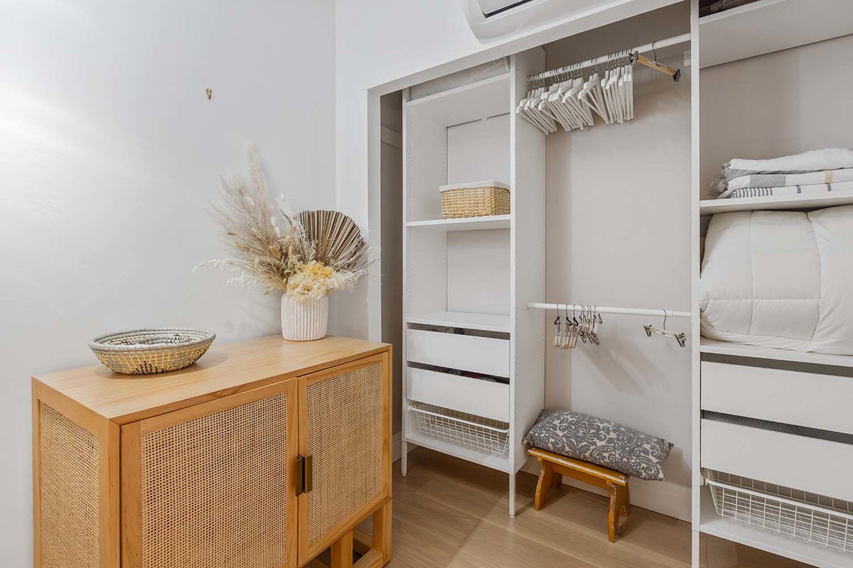 aufgeräumter Kleiderschrank