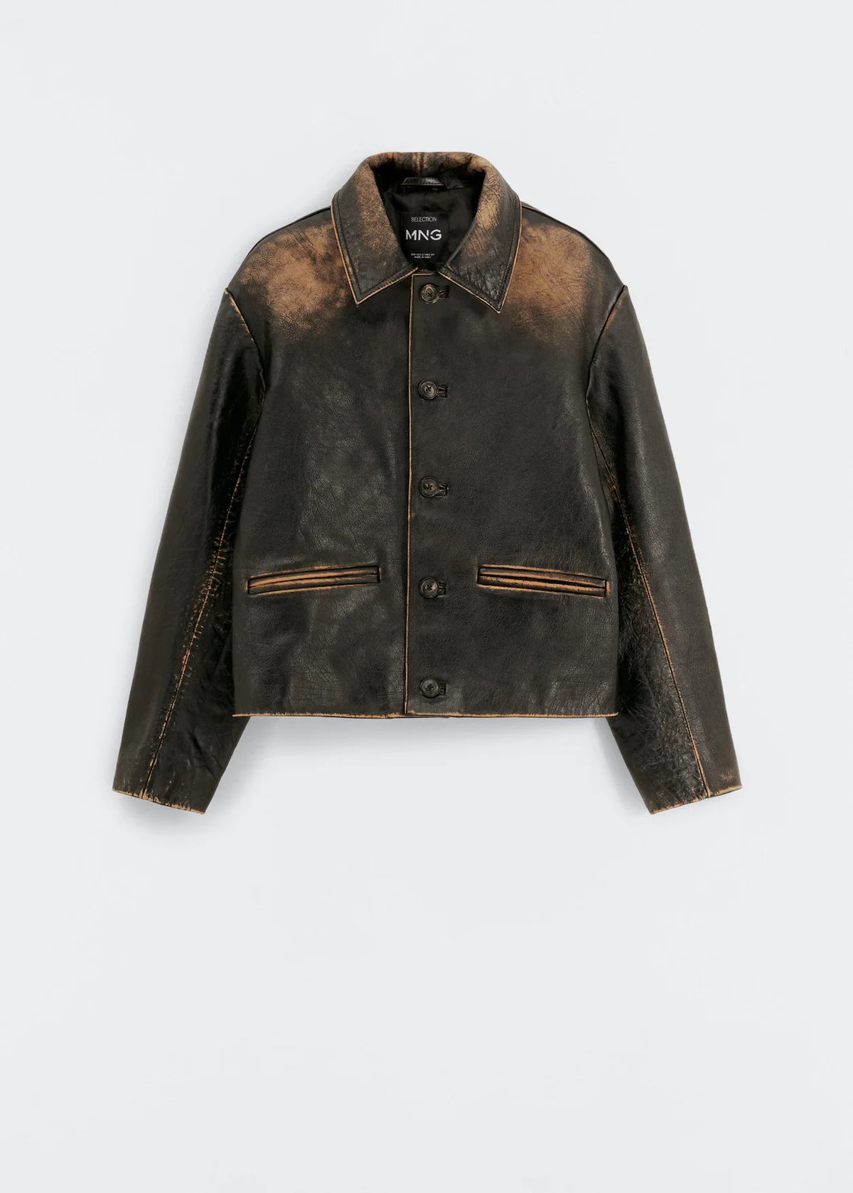 Was in der kalten Jahreszeit keinesfalls fehlen darf? Eine stylische Lederjacke im Used Look ! Insbesondere das hochwertige Modell von Mango wird in unserer Redaktion heiß geliebt. Mit einem klassischen Schnitt, der leicht boxy ausfällt, ist die Jacke aber auch einfach ein Must-have aus robustem Echtleder, das wir Saison für Saison wieder tragen können. Auch Model Emily Ratajkowski ist der Meinung und führte die Jacke gerade erst auf den Straßen von New York City aus. Für ca. 350 Euro shoppst du sie online.