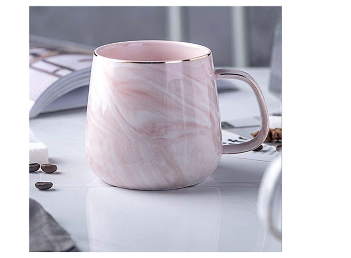 Ideal für die kalten Monate ist eine schöne Tasse wie diese in Marmoroptik für rund 10 Euro.