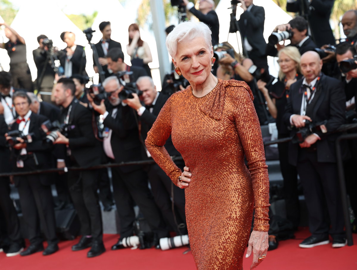 Maye Musk auf den Cammes Filmfestspielen mit grau weißen Haaren und bronzefarbenen Kleid kurze Haare Festliche Kleidung für Damen ab 60