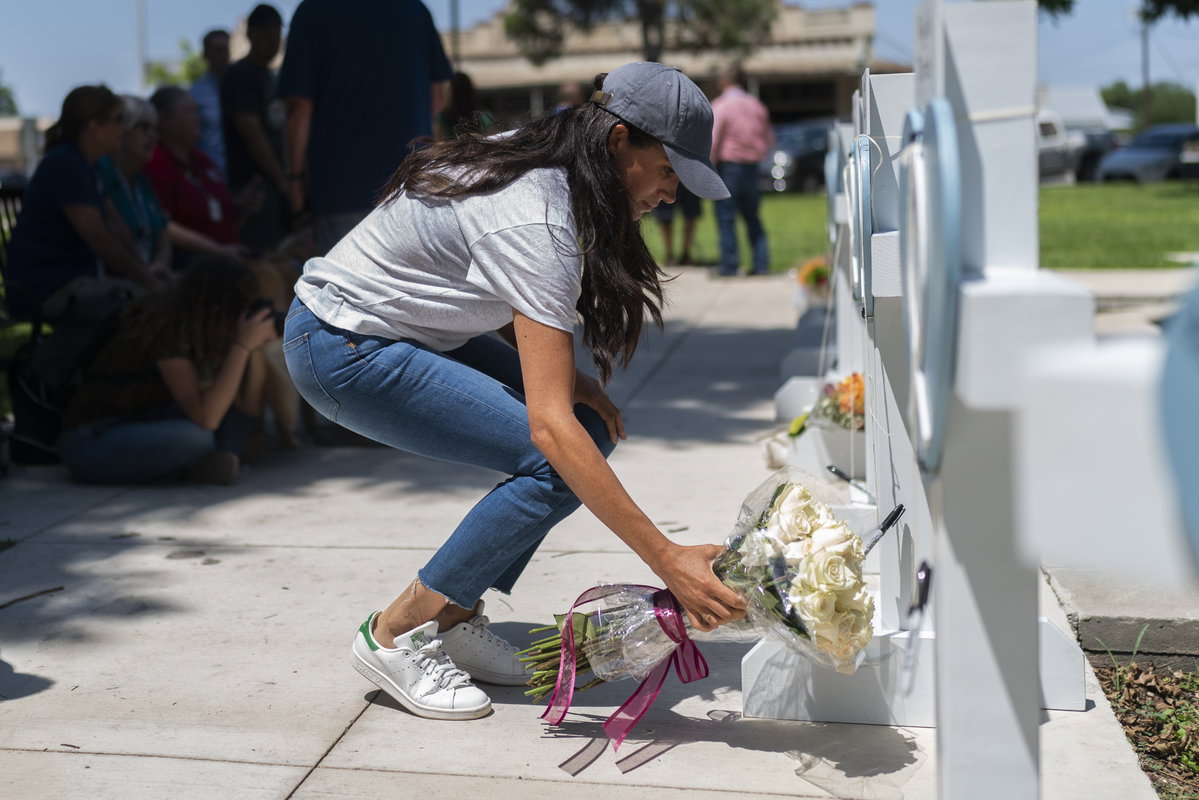 Meghan Markle setzt schon lange nicht mehr nur auf elegante Kleidung zu öffentlichen Terminen. Im simplen Look aus Jeans, T-Shirt und Kappe legte sie Blumen an einer Gedenkstätte für die Opfer des Massakers an einer Grundschule in Uvalde in Texas ab.