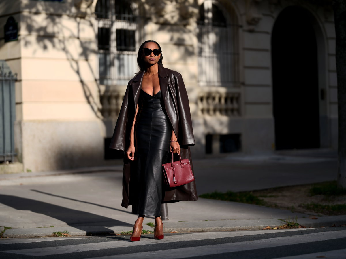 Frau mit schwarzem Kleid
