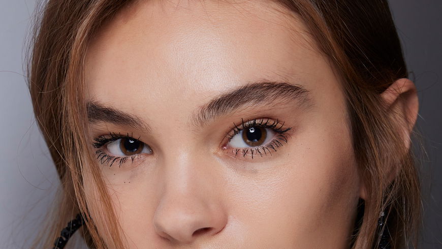 Diese braune Drogerie-Mascara zaubert dir natürliche XXL-Wimpern