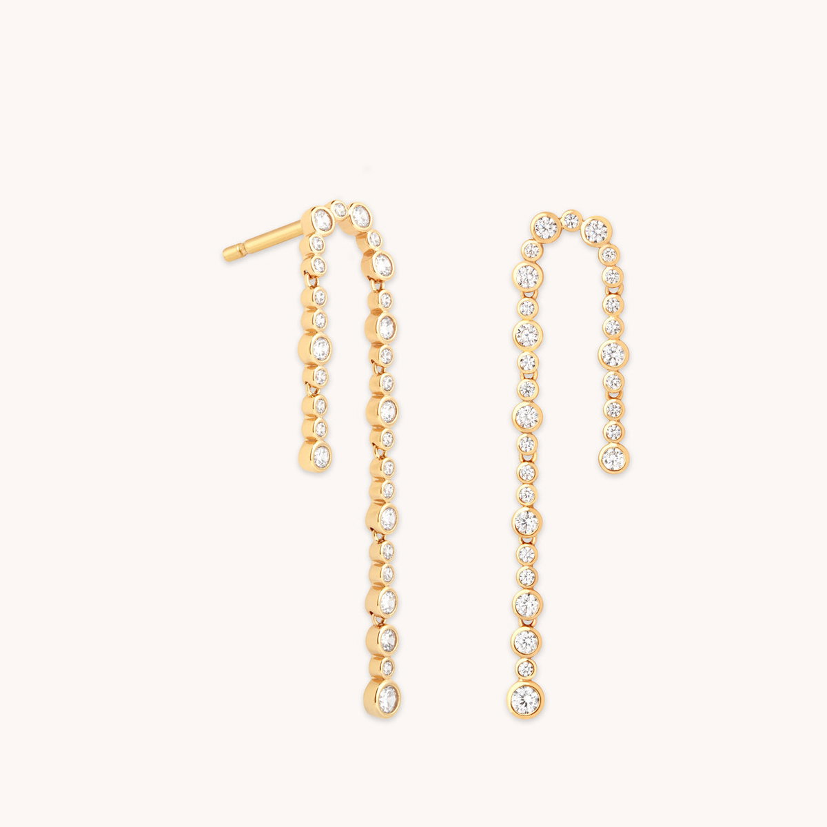 Die Festtage sind nicht mehr weit entfernt und so planen wir schon jetzt unsere Outfits. Dabei wird jeder Look natürlich von passendem Schmuck abgerundet und die "Gleam Crystal Drop Studs" in Gold von Astrid & Miyu haben es uns ganz besonders angetan. Die funkelnden Steine sind definitiv ein Hingucker und können sowohl elegant als auch casual kombiniert werden – lieben wir!