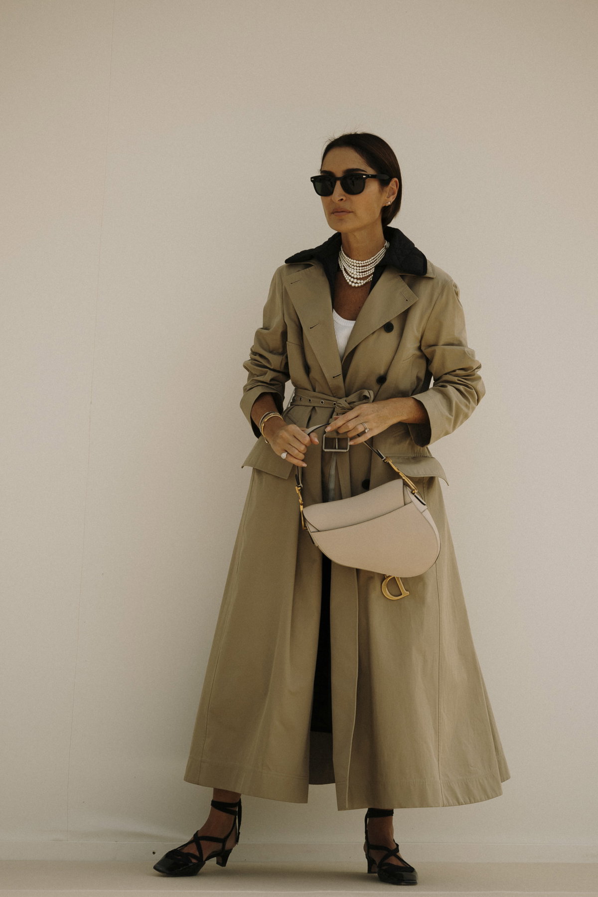 Frau im Trenchcoat